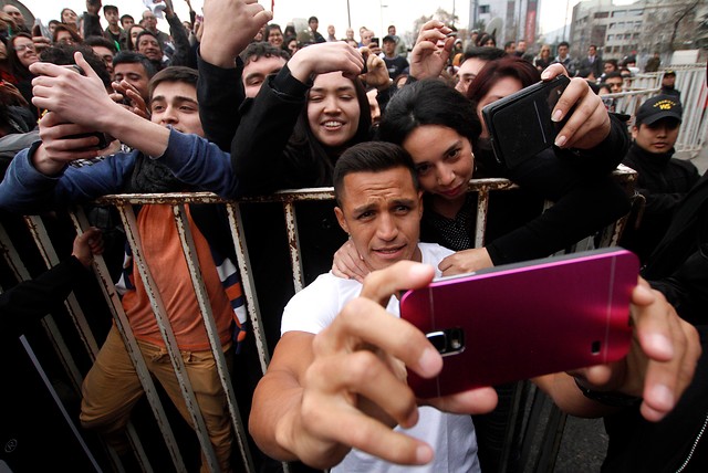 Galería HD Alexis Sánchez desata la locura en Plaza Italia