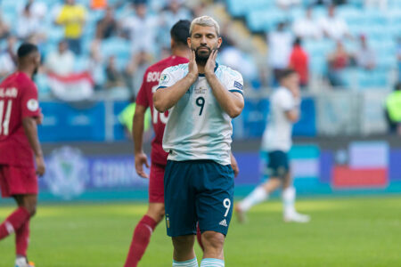 Remezón en el fútbol Kun Agüero se retira debido a una arritmia cardíaca