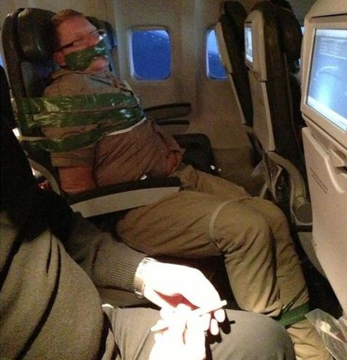 Pasajero ebrio fue pegado con scotch al asiento por gritar que el avión se  iba a estrellar