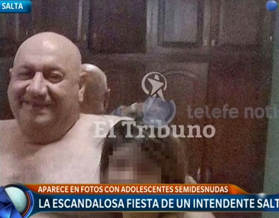 Alcalde argentino ante filtración de sus fotos semidesnudo con niñas en ropa  interior: 