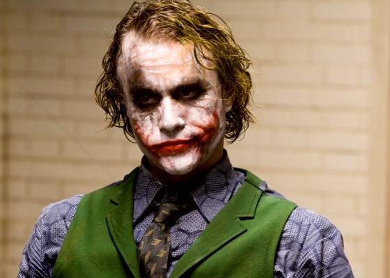 Christian Bale revela que Heath Ledger le pidió que le sacara la cresta de  verdad durante una escena entre Batman y The Joker