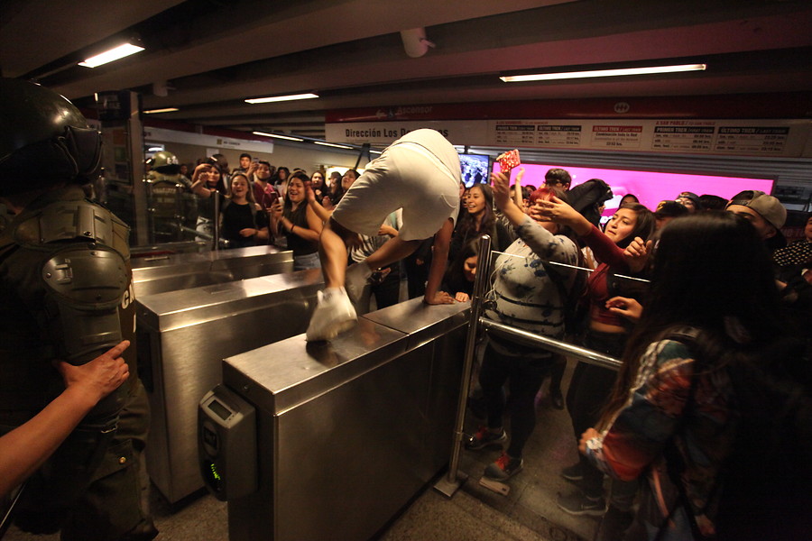 Secundarias realizaron evasión en el Metro de Santiago en marco de la  conmemoración de 8M