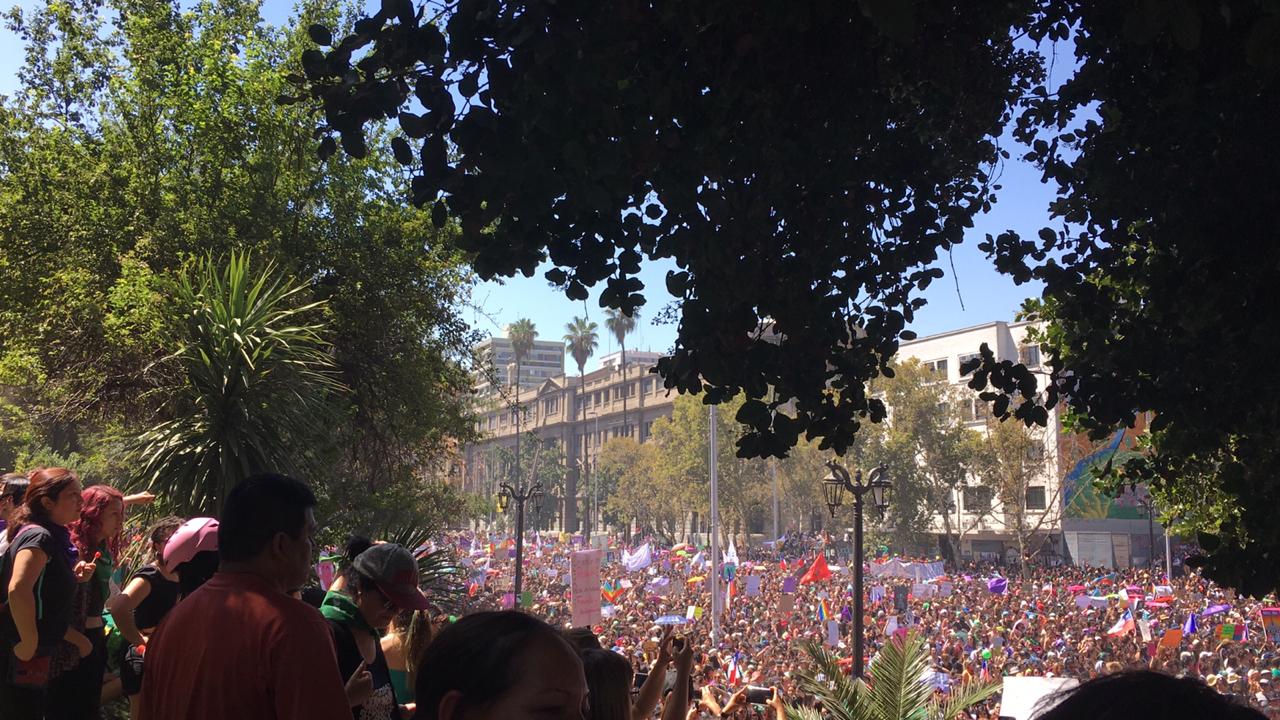 Galería HD: 25 imágenes de la multitudinaria marcha del 8M en Santiago