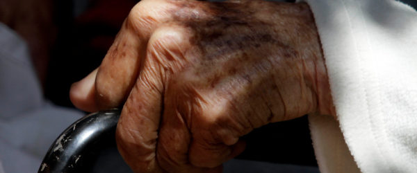 Amenazas y no pago de indemnizaciones: la denuncia de conserje de 80 años que trabajaba de noche para cuidar a su esposa de día