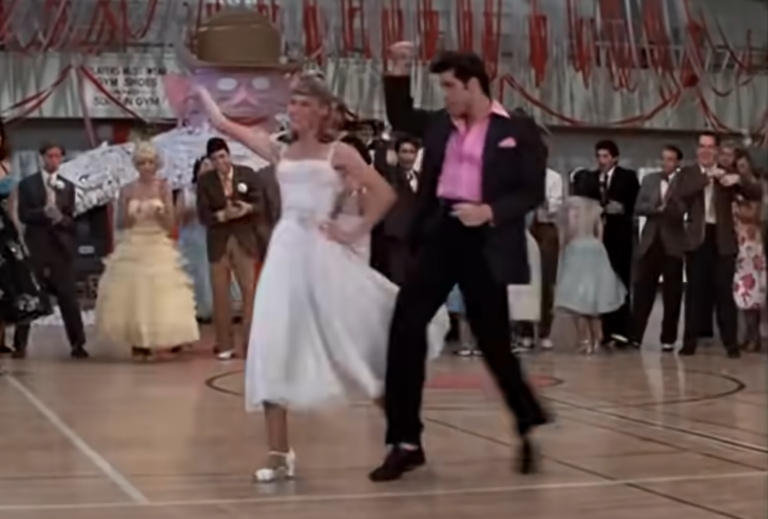 VIDEO. Todavía tiene ritmo John Travolta recreó a sus 66 años recordado baile de "Grease" junto