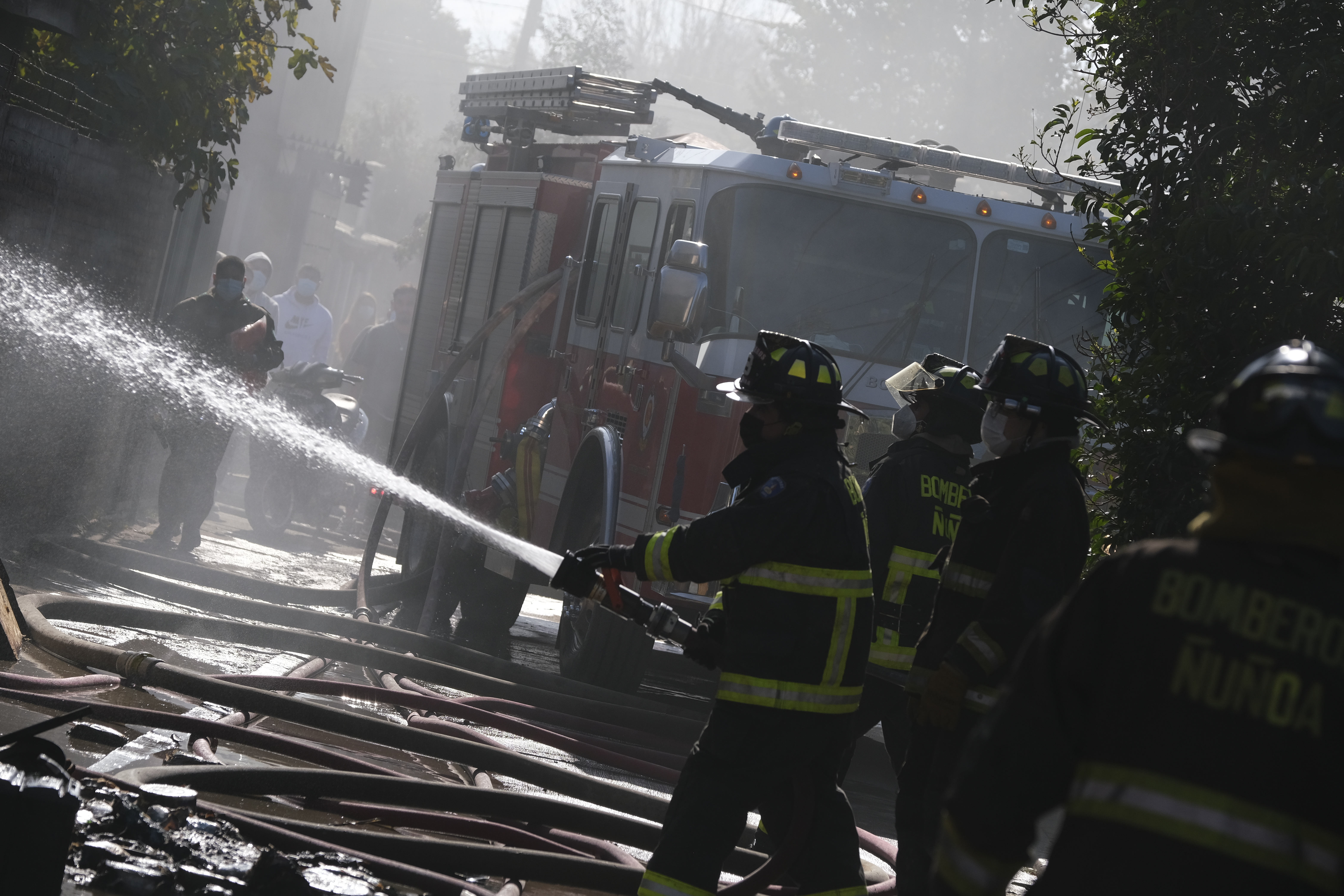 Incendio en Peñalolen deja 4 fallecidos. Foto: Agencia Uno.
