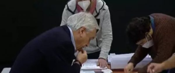 Presidente Piñera votando este 15 de mayo