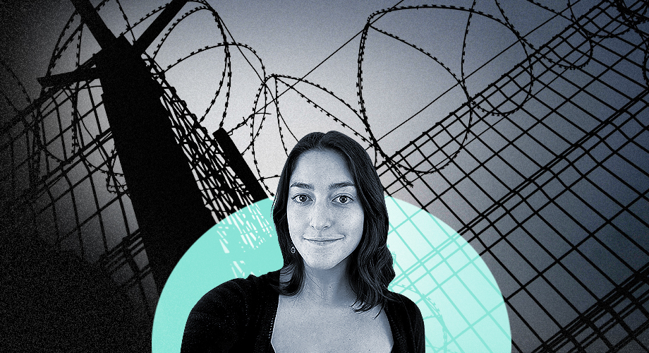 La imagen muestra a Elisa Alcaíno frente a una cárcel