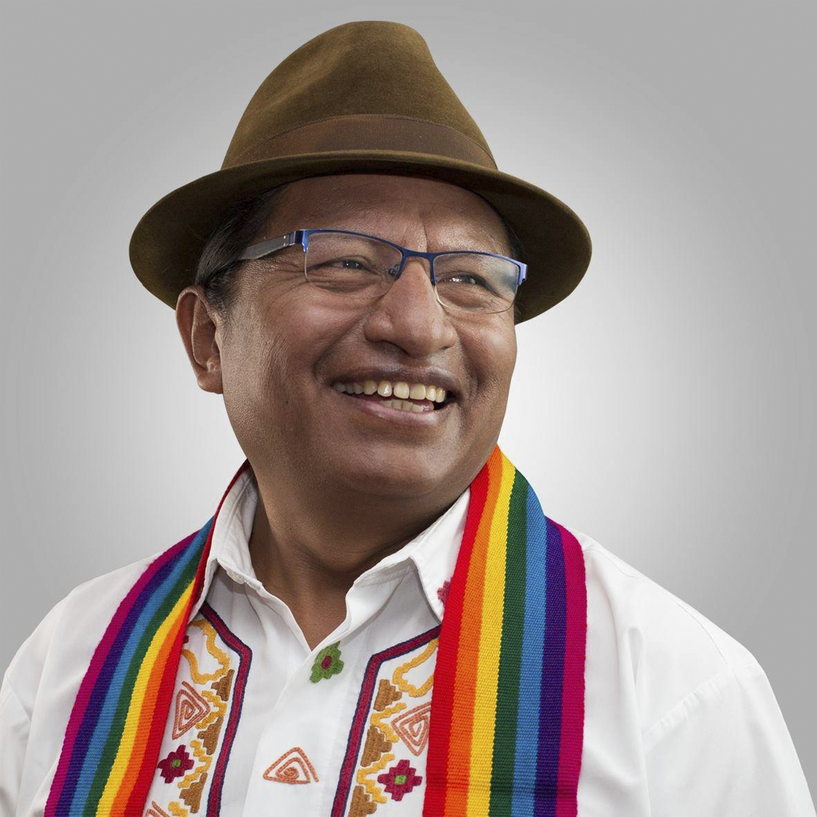La imagen muestra a Guillermo Churuchumbi sonriendo