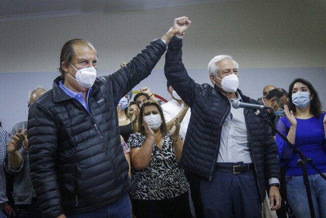 Francisco Vidal, levanta el brazo al ganador Heraldo Muñoz, durante la celebración del triunfo de las primarias presidenciales del PPD.