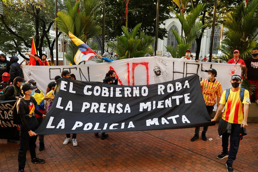 Manifestantes protestan contra la realización del partido de la Copa Libertadores entre Atlético Nacional y Club Nacional y la organización de la Copa América