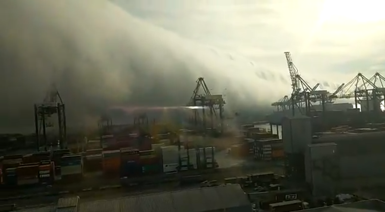 Nubes entran en el puerto de San Antonio