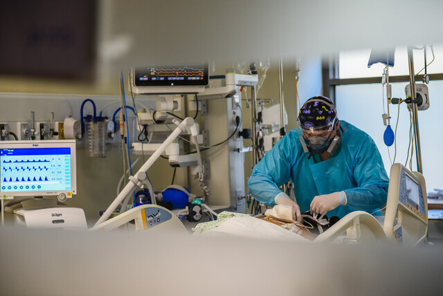 Personal médico realiza procedimiento a pacientes COVID-19 conectados a ventilador mecánico