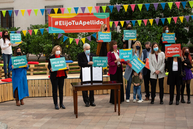 Presidente de la República Sebastián Piñera, junto a la Primera Dama, Cecilia Morel, promulga la ley Elige tu Apellido