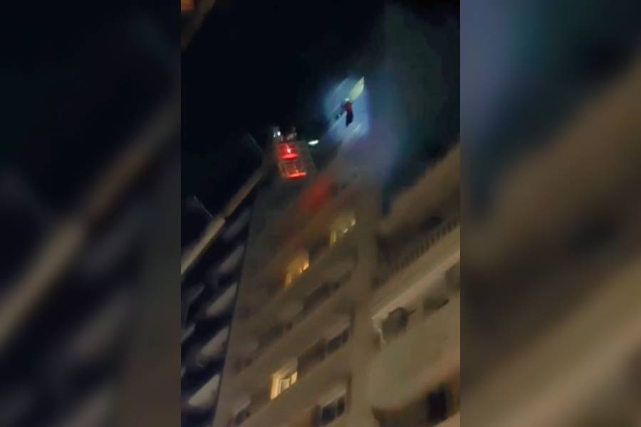 El futbolista uruguayo, Francisco Duarte, mientras es rescatado de incendio en hotel de Buenos Aires