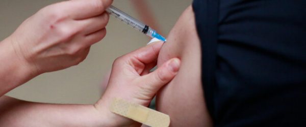 persona recibe la vacuna contra el Covid-19