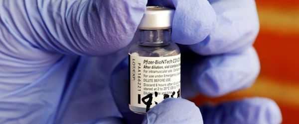 Una enfermera sostiene una vacuna del fabricante Pfizer-BioNTech.