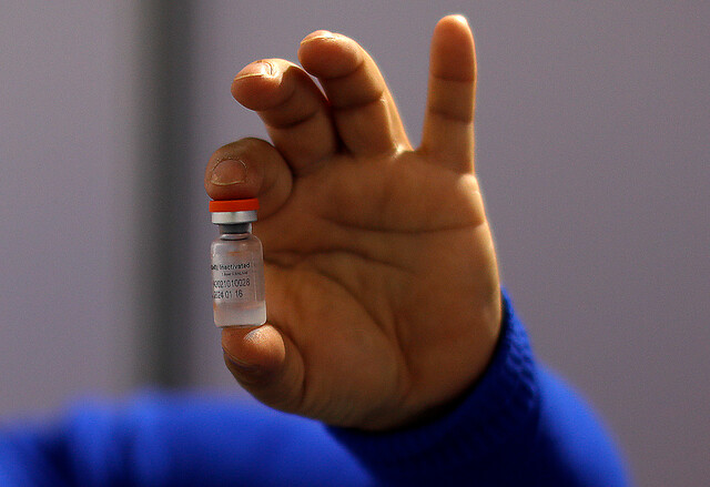 Una funcionaria de la salud sostiene un frasco, durante la vacunacion contra el Covid 19 de Sinovac, CoronaVac