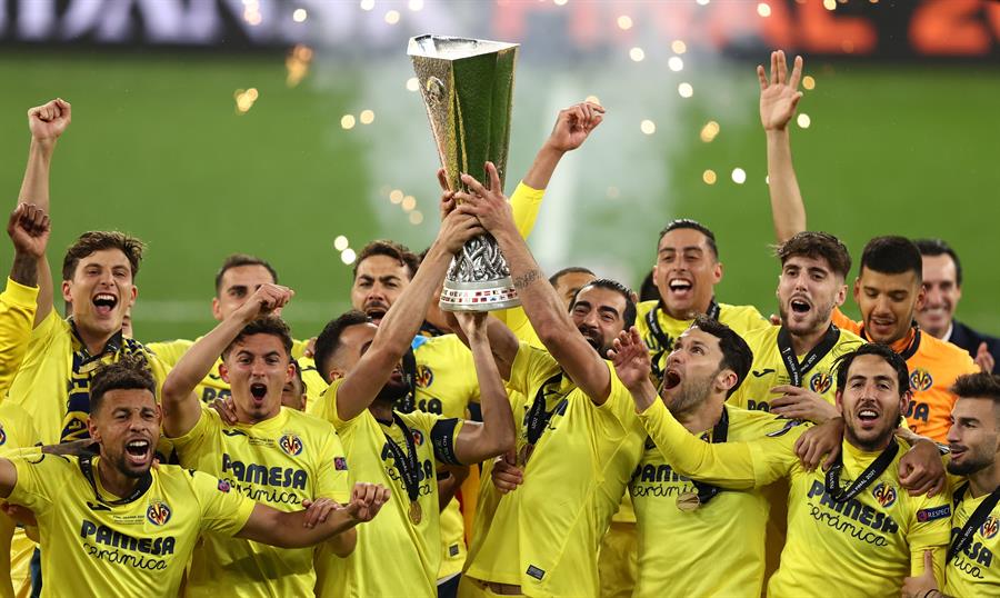 Jugadores del Villarreal levantan el trofeo tras ganar la final de UEFA Europa League ante el Machester United