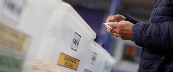 Una persona emite su voto en el Liceo Carmela Carvajal, en la comuna de Providencia.