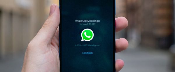 Celular muestra la aplicación de mensajería WhatsApp