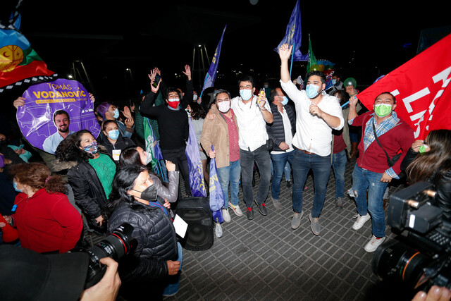 Celebración Adherentes Tomas Vodanovic en Plaza de Maipú, durante las votaciones en el Colegio Alicante El Rosal de Maipú en las elecciones de Constituyente, Gobernadores y Municipales 2021.