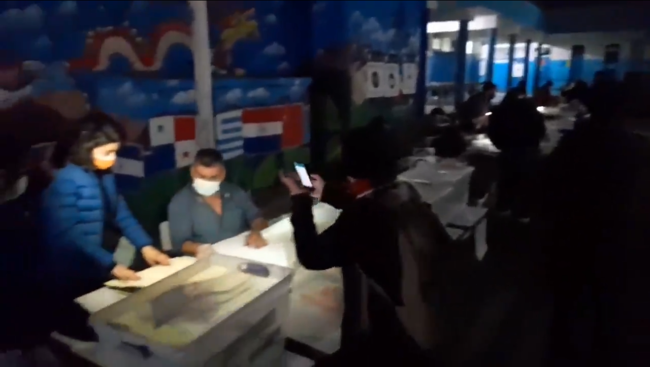 Corte de luz en Escuela Grecia de Valparaíso durante conteo de votos