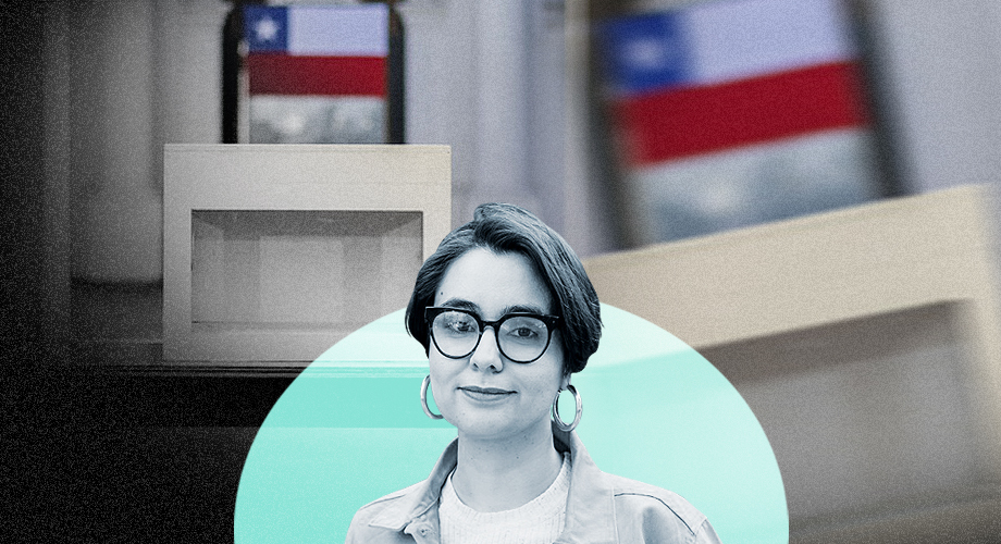 Paula Espinoza frente a la bandera de Chile y a urnas vacías