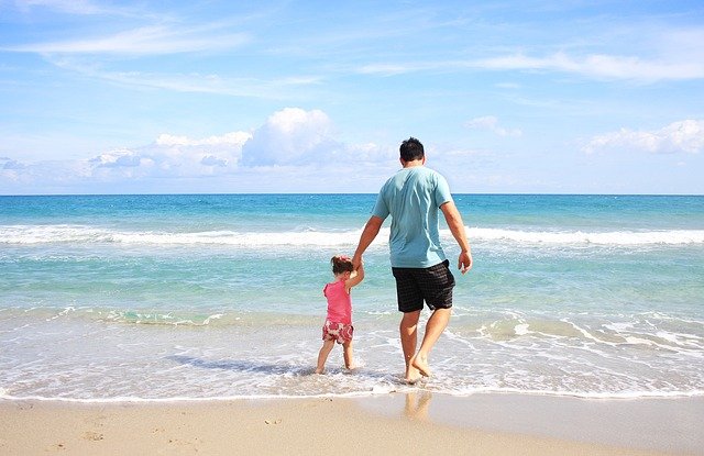 padre y su hija en la playa