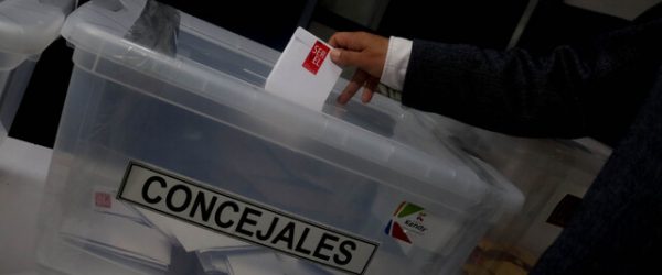 Persona deposita su voto en la urna de concejales durante las elecciones 2021, durante el estado de catastrofe de la pandemia covid-19