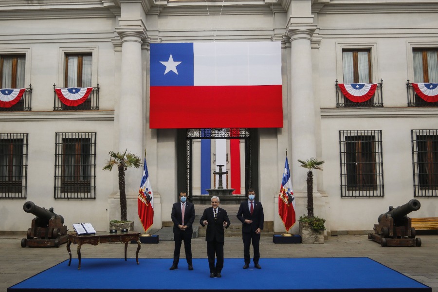 El Presidente de la República, Sebastián Piñera, realiza un punto de prensa en el Patio de Los Cañones del Palacio de La Moneda. Foto: Agencia Uno.