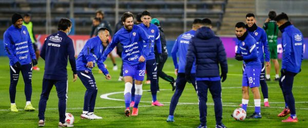 Ben Brereton en el calentamiento con la selección chilena
