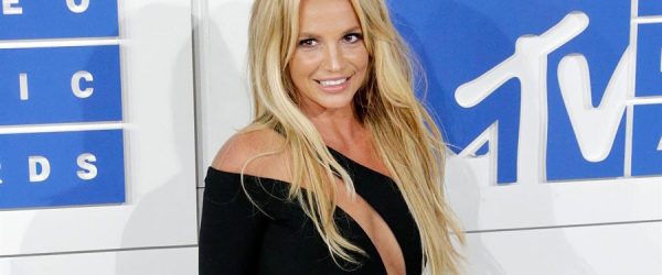Britney Spears solicitó este miércoles poner fin a la tutela legal por la que su padre controla su vida desde hace 13 años