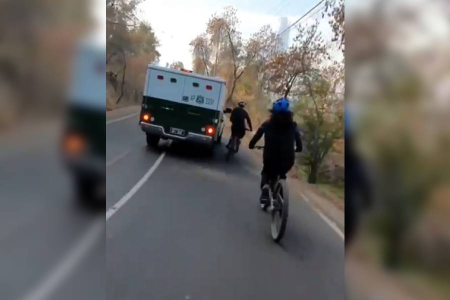 Vehículo de Carabineros casi atropella a ciclista en el cerro San Cristóbal