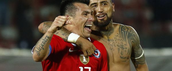 Gary Medel junto a Arturo Vidal