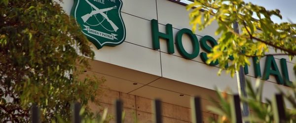 Imagen detalle del emblema del exterior del Hospital de Carabineros (HOSCAR)