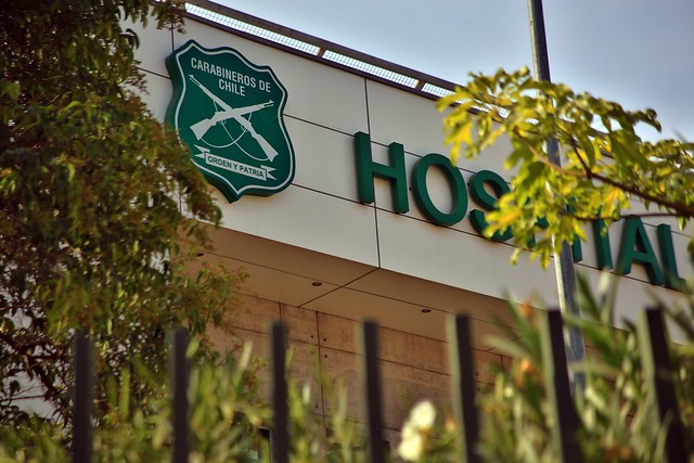 Imagen detalle del emblema del exterior del Hospital de Carabineros (HOSCAR)