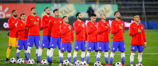 Jugadores de La Roja cantan el himno nacional