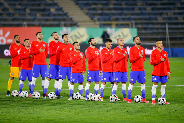 Jugadores de La Roja cantan el himno nacional