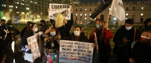 Personas se manifiestan afuera del Palacio La Moneda tras la cuenta pública del Presidente Sebastián Piñera