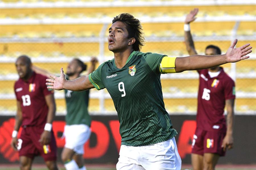 Marcelo Martins de Bolivia celebra un gol contra Venezuela