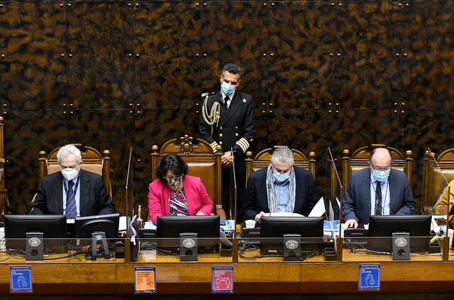 Testera de la presidencia del senado encabazado por Yasna Provoste y Jorge Pizarro (c), durante la sesión especial del IFE Universal