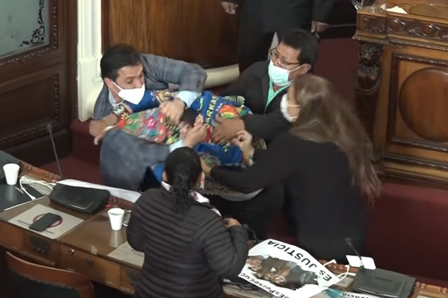 Pelea entre parlamentarios en el congreso de Bolivia