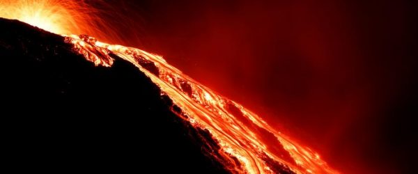 Erupción de materia caliente y lava en un volcán