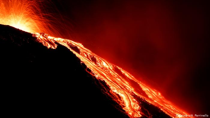 Erupción de materia caliente y lava en un volcán