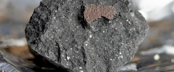 Uno de los fragmentos del raro meteorito que cayó en el Reino Unido.