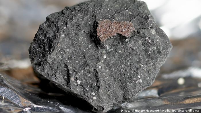 Uno de los fragmentos del raro meteorito que cayó en el Reino Unido.
