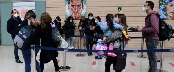 En el aeropuerto Internacional Carriel Sur, algunas personas ya cuentan con su pase de movilidad para poder hacer sus viajes dentro, como fuera del país.