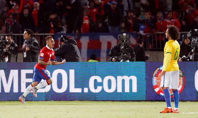 Eduardo Vargas celebra su gol en el partido entre Chile y Brasil por las clasificatorias