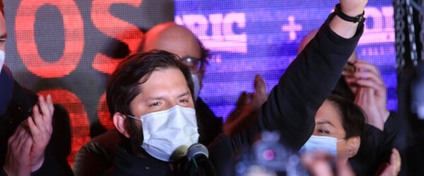 Gabriel Boric da un discurso en su comando como ganador de las primarias de Apruebo Dignidad para las presidenciales 2021